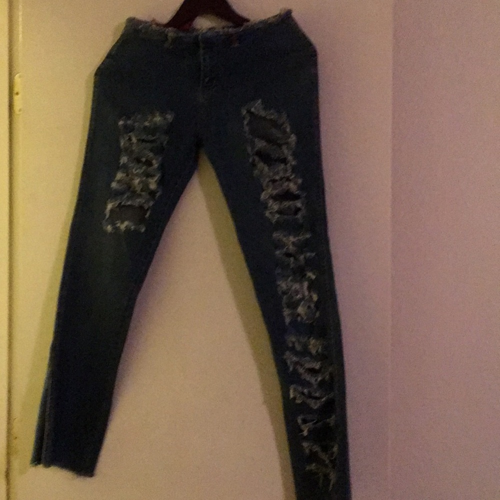 Vintage Guess ripped jeans!